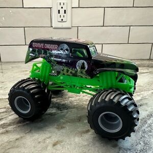 Grave Digger Monster Truck Toy - Green and Black 1:24